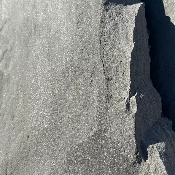 Silver Mist Standup Flagstone 1-1/2" +/- 1-1/2"