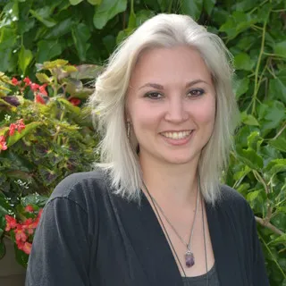 Jennifer Holz logo