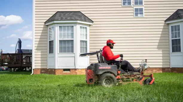 How to Choose the Right Mowing and Edging Service Provider