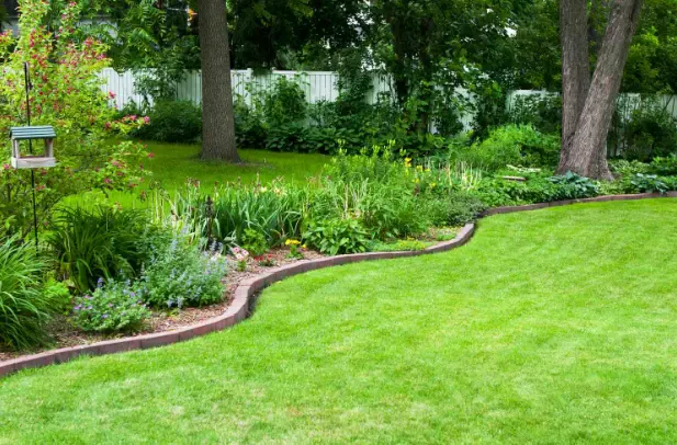 How to Maintain Clean Edges for Flower Beds and Walkways