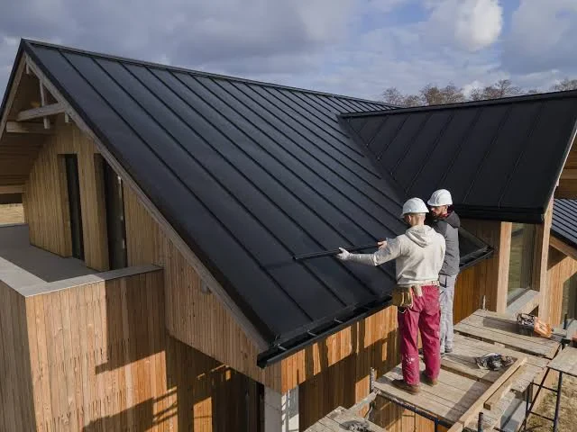 Pitched Roof: Types, Slopes, Benefits, and How It Compares to Flat Roofs